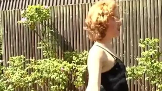 Olgun kızıl saçlı kızın açık hava sikişi