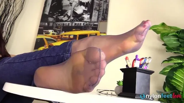 Genç Kızın Ayak Fetiş ve Porno Sahnesi