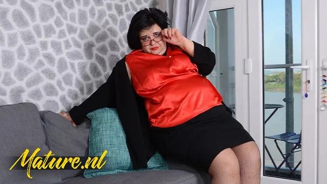 Olgun Kızın Büyük Kalçalı Seksi ve Porno Experience'i