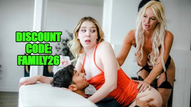 Mandi May ve Violet Ray'in Üvey Anne ve Üvey Kız Kardeş Fantezisi ile Seks ve Porno