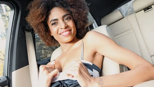 Luna Corason'ın Bacakları Omuzlarında Seks ve Oral
