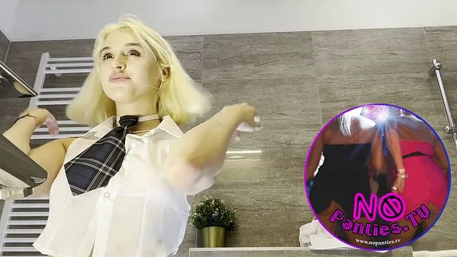 Petite Blonde'un Upskirt ve Sikiş Anları