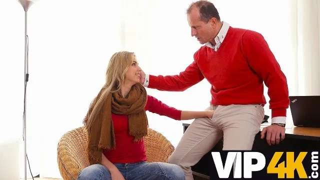 Genç ve Sarışın Ellen Jess'in Evde Seks Macerası