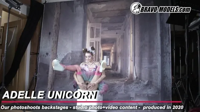 Adelle Unicorn'ın Minyon Göğüsleri ve Seks Anları