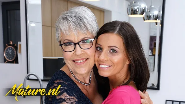 Vicky Love'un Ateşli Mastürbasyon Anlarında Lezbiyen Seksi