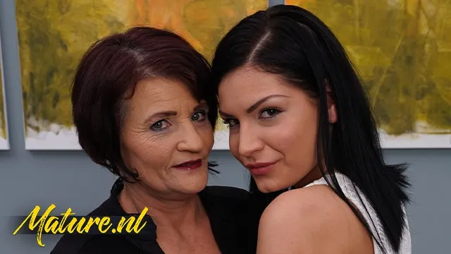Gizemli kızın yatak odasında lezbiyen çıkarma Seks Videosu