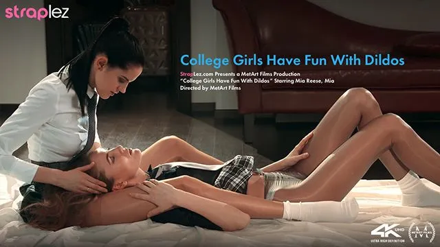 Islak ve Seksi Kızın Straplez ve Mastürbasyon Anları