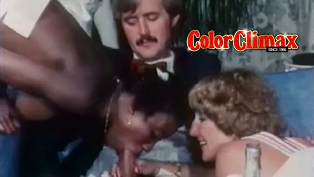 Kızların retro ve üçlü seks sahnesi