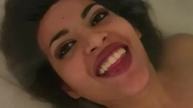 Latin kızın şehvetli solo mastürbasyon ve boşalma sahnesi Seks Videosu