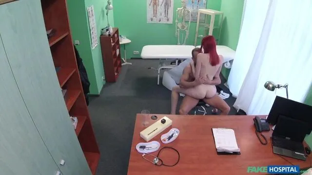 Orta büyüklükte göğüslü kızların çılgın seks anları