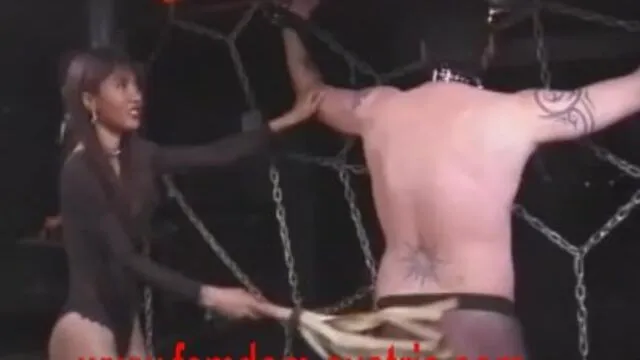 Asyalı güzeli ve dominatrix dolu Porno Sahnesi