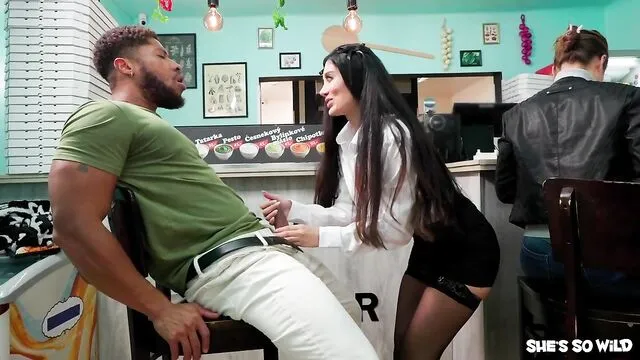 Marina Maya'nın Büyük Göğüslerindeki Sert Seks ve Sikiş Macerası