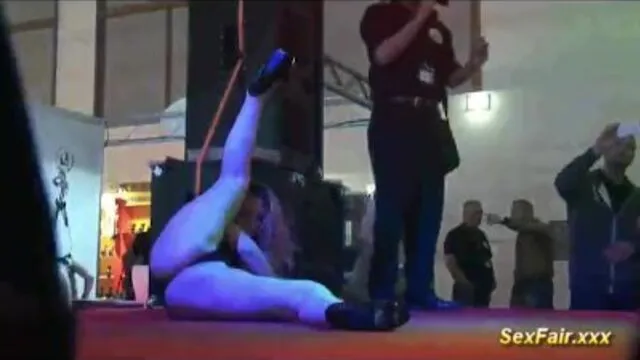 Halka açık seks partisi ve striptiz gösterisi