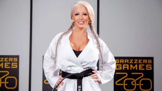 Sarışın Alura TNT Jenson ile Kovboy Kız Pozisyonunda Sert Seks