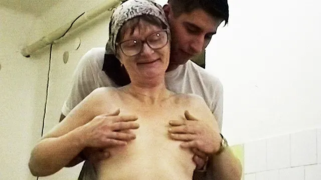 Zayıf Kızın Sert ve Tutkulu Porno Anları