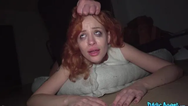 Mia Stone'un kızıl saçlı ve sakso ile seks sahnesi