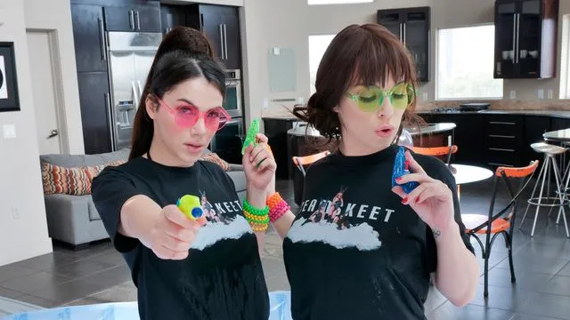 Valentina Nappi ve Kiara Edwards'ın Tutkulu Sakso Sahnesi Seks Videosu