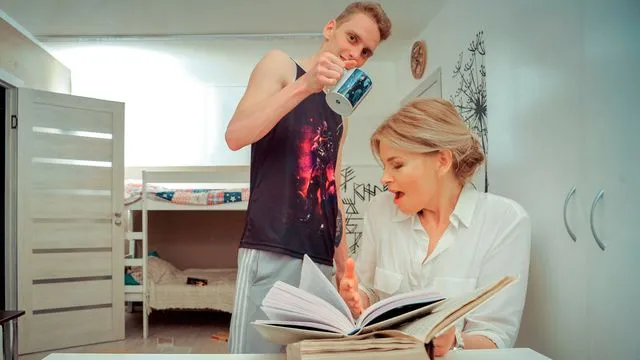 Tutor'in Arkadan ve Sarışın Seks Anları