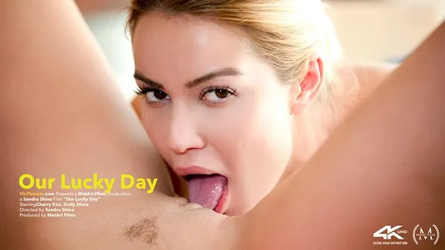 Cherry Kiss ve Dolly Diore'un Mutfakta Lezbiyen Seks Anları