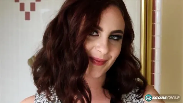 Olgun Milly Marks'ın mastürbasyon sikişi ve poz verme