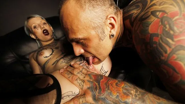 Dövmeli ve Tutkulu Sascha Ink'in Yüze Boşalma Sahnesi ve Sert Seksi