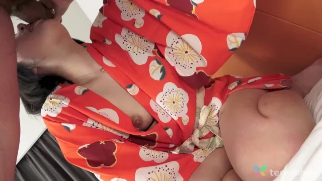 Japon kızın küçük göğüslerinin sikiş videoları