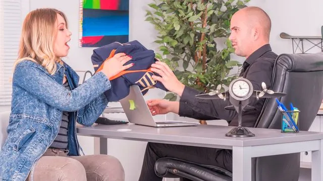 Dolgun Selvaggia'nın büyük kalçası ve sakso dolu seks maceraları