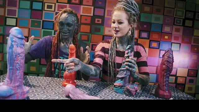 Anuskatzz ve Lily Lu'nun Dildo ile Seks Macerası ve Oyuncaklar