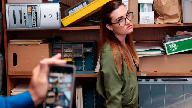Kat Monroe'un Tutkulu Üniforma ve Sikiş Sahnesi
