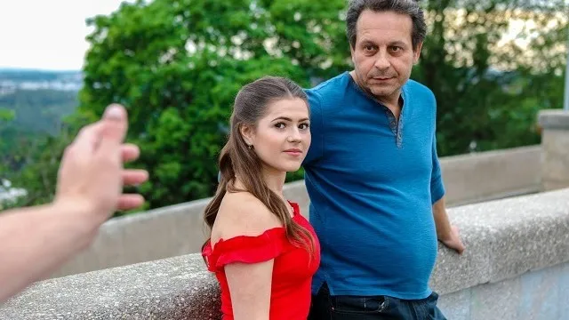 Masada Seks ve Üvey Fantezi Anlarındaki Esmer Kızın Sert Sikişi