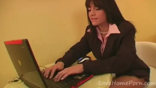 Esmer Kızın HD ve Striptiz Anları Azgın Seks