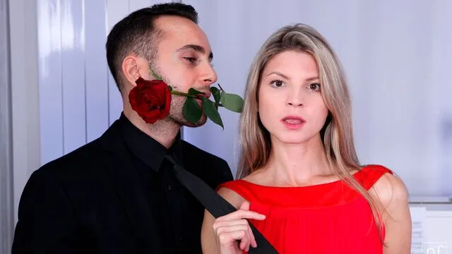 Gina Gerson'un el ile boşaltma ve sert sikiş anları