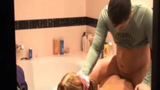 Büyük Göğüslü Sarışın Kızın Banyoda Seks ve Sakso Anları