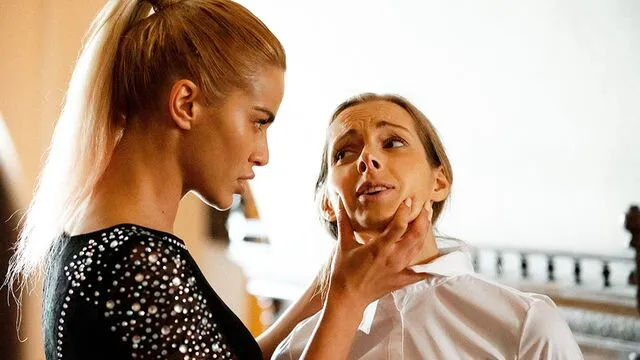Lezbiyen Kinuski ve Cherry Kiss'in Tıraşlı ve Şaşkın Seks Anları