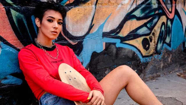 Aila Donovan ve Brooklyn Gray'in Lezbiyen İlişkisi ve Sikiş
