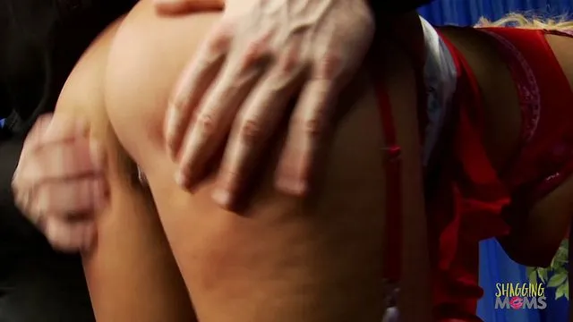 Scarlet Rebel'in Şaplak ve Sert Seks ile Karışık Porno Sahnesi