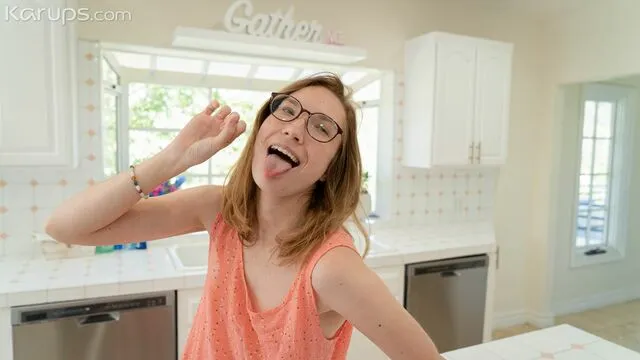 Amatör Claire Roos'un nerd ve seks sahnesinde sikiş ve oral keyfi
