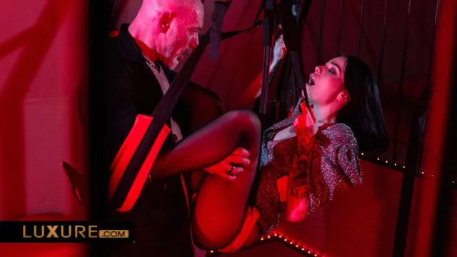 Clara Mia ve Mia Bandini'nin Bağlı Oral İlişkisi Sikiş Sahnesi