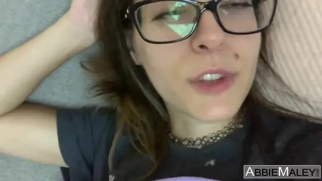 Abbie Maley'in mastürbasyon ve sikiş sahnesi, esmer ve amatör kızların erotik anları