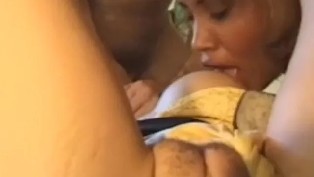 Bir güzelin üçlü sikiş ve seks sahnesi