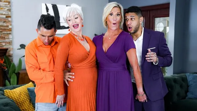 DD White ve Stevie K'nin Büyük Göğüsleri ve Seksi Kovboy Kız Pozisyonu