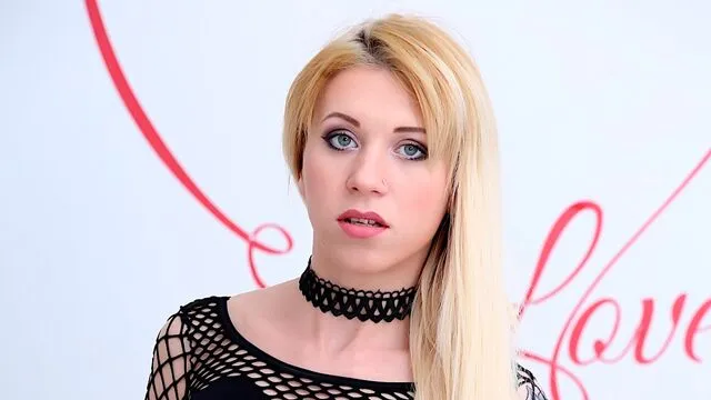 Monika Wild'in ters kovboy kızı pozisyonunda sikiş yaptığı sahne