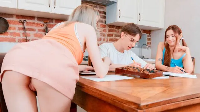 Altera ve Milka'nın büyük göğüsleri ve iki kadın bir erkek sikiş maceraları