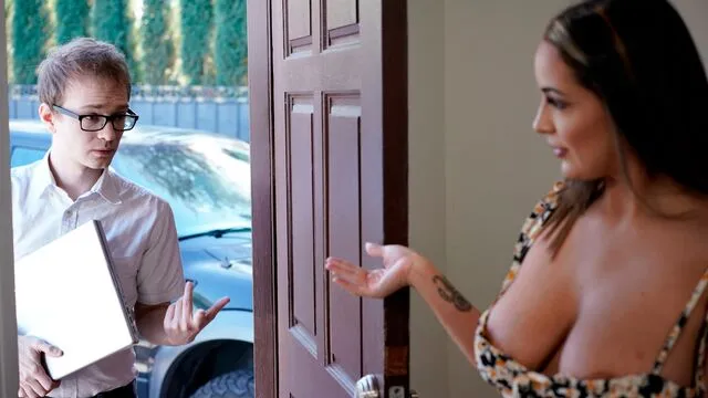 Sophie Ryan'ın Büyüleyici Olgun Kadın Sahnesi ile sikiş ve oral
