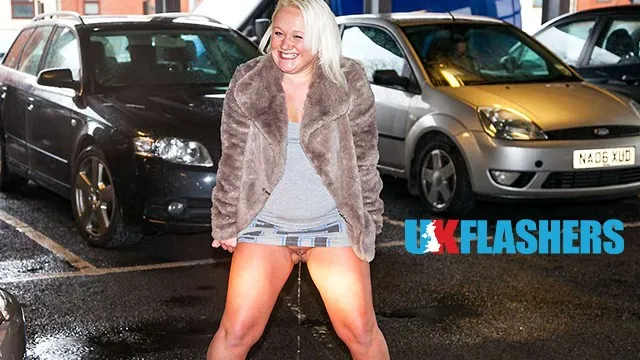 Mutfakta Tanya Lixxx'in ateşli ve küçük göğüslerin seks gösterisi