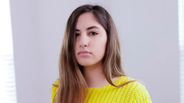 Veronica Vella'nın Yataktaki Ateşli Anlarında Esmer ve Genç Kızların Seks Anları