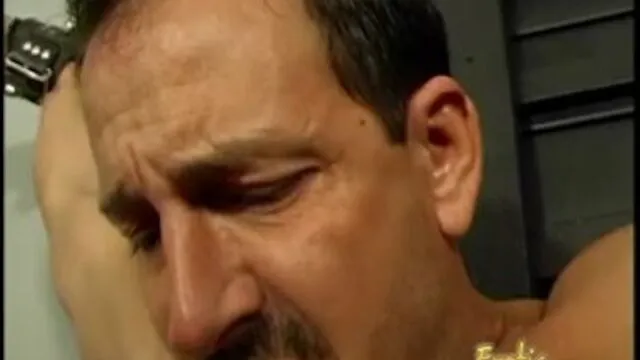 Erotik domination ve el ile boşaltma sikiş sahnesi