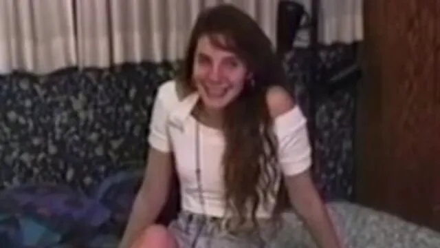 Gizemli Genç Kızın Yakın Çekim Sakso ve Sikiş Sahnesi