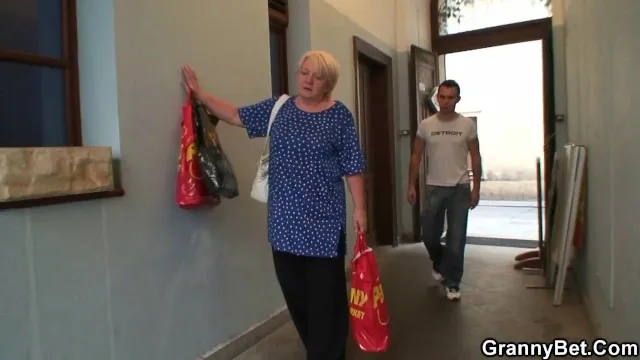 Büyük Göğüslü Olgun Kadının Sert Seksi