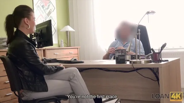 Genç kızın gözden geçirme kastinginde seksi sikiş